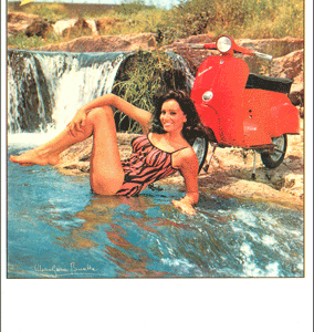 Carte postale 10 x 15 - La fille au maillot rose
