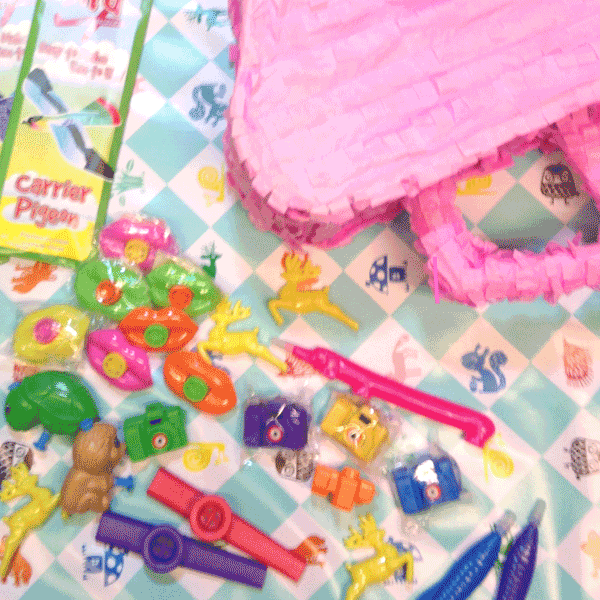 Piñata FLAMANT ROSE GARNIE ! - Livrée avec 30 petits jouets assortis – Image 2