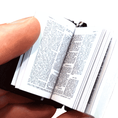 Micro-bible porte-clés en espagnol – Image 2