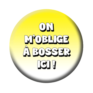 Badge 37mm – On m’oblige à bosser ici